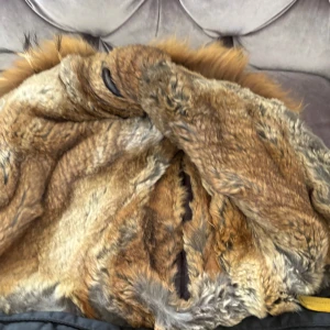 Svart Parajumpers dunjacka med fuskpäls - Snygg svart dunjacka från Parajumpers med stor huva fodrad i brun fuskpäls. Jackan har flera praktiska fickor, dragkedja och den ikoniska gula remmen vid kragen. Perfekt för kalla dagar och riktigt varm med sin vaddering och pälsdetaljer.