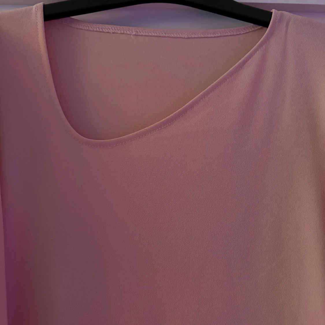 Ljusrosa klänning med puffärm - 1