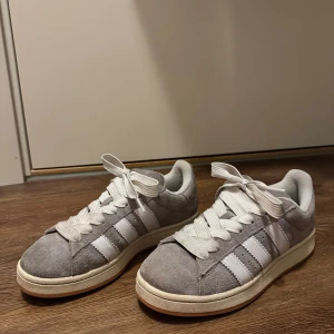 Adidas Campus grå 00s sneakers - Snygga Adidas Campus sneakers i grå färg och storlek 41 1/3. Använda men i bra skick!! 🌸
