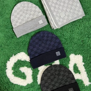 Beanies - Snygga mössor från Louis Vuitton i rutigt mönster. Finns i grått, marinblått och mörkgrått, alla med uppvikt kant och diskret LV-logga på en metallbricka framtill. Perfekt accessoar för dig som vill ha en clean och lyxig look.