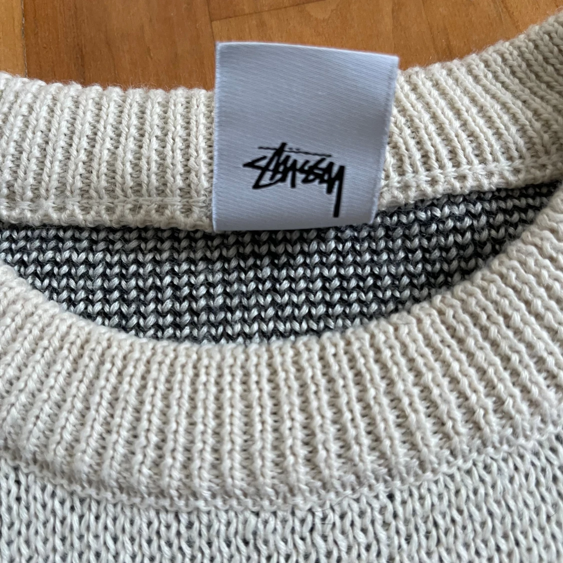 Stickad tröja med grafiskt tryck från Stüssy - 2