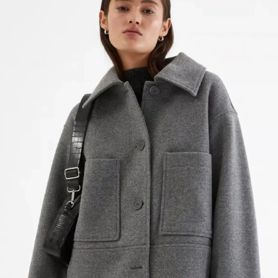 Grå kappa med fickor