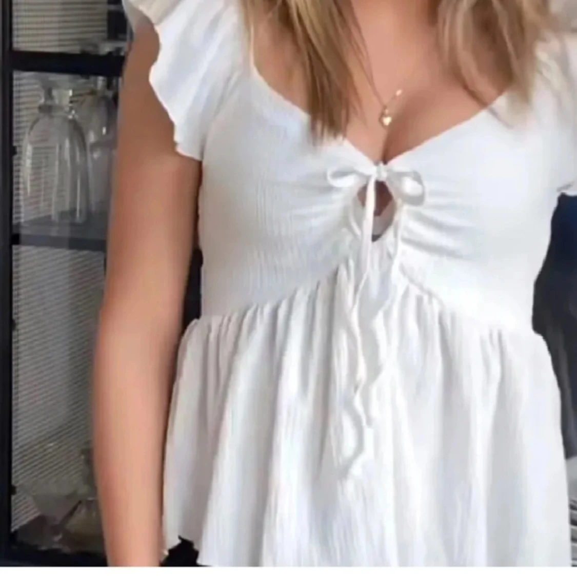 Vit topp med knyt framtill