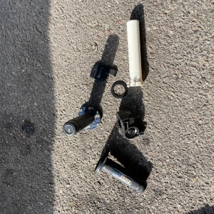 ProTaper styre och tillbehörspaket - Komplett paket med ProTaper styre, handtag, gasrulle, filter, CDI, tändspole och förgasare. Perfekt för cross eller moped. Styret är nytt i förpackning, övriga delar i gott begagnat skick. Inga synliga skador, endast normalt slitage. Uppgradera din hoj med kvalitetsdelar!