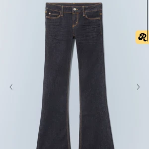 Mörkblå Cheap monday jeans  - Snygga mörkblå jeans med bootcut och låg midja. Klassisk femficksmodell med kontrastsömmar och stretchigt denimtyg som sitter tajt upptill och släpper ut vid benslutet. Storleken är 29/32💗💗