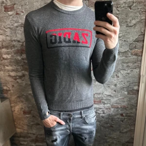 Kashmir zadig voltaire tröja - Mycket fint skick, inga defekter. Storlek S passar dig som är mellan 170-180. Nypris ca 2500. Modellen är 185 cm, 79 kg och tröjan sitter lite kort. Passar bra nu till höst/vinter. Tröjan har hål för tummarna vid ärmsluten. Skriv för mer information!🤝