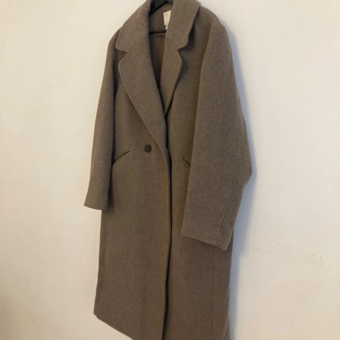 Beige ullkappa med bred krage - 1