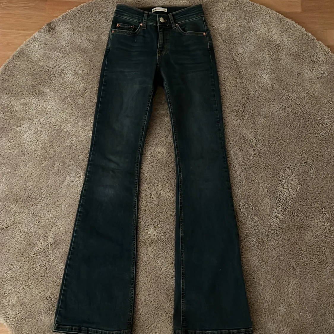 Mörkblå bootcut jeans från Gina tricot 