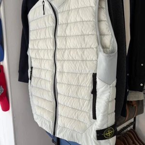 Vit dunväst från Stone Island - Snygg vit dunväst från Stone Island