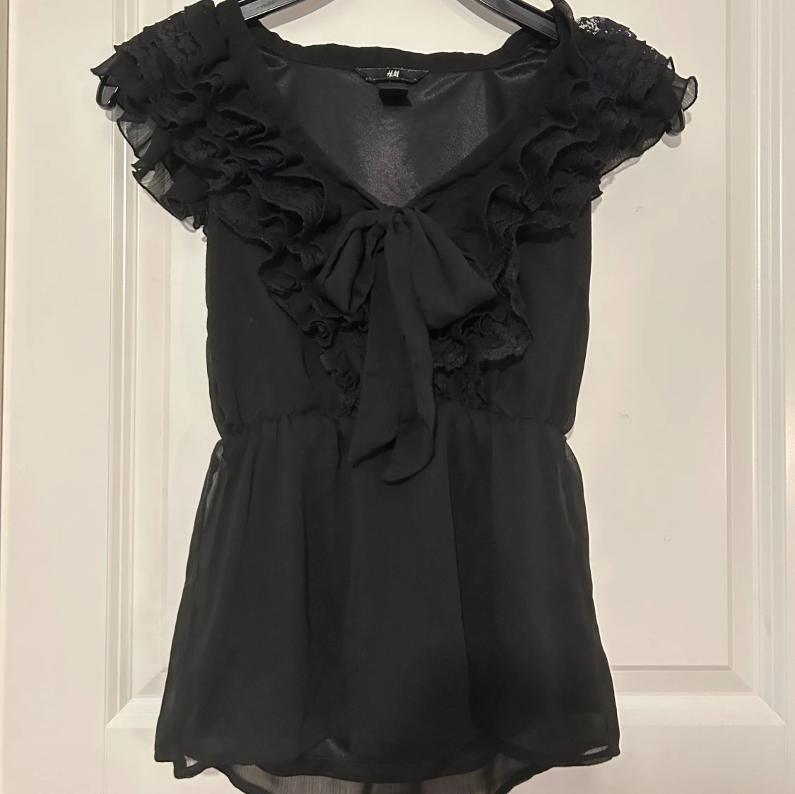 svart volangblus  - 1