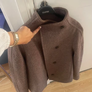 Brun kappa other stories - Säljer en brun kappa från other stories i ull. Den är köpt föra året men bara använd fåtal gånger. Jätte fint skick. Köpt för 1100. ☺️
