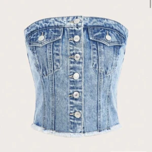 Jeans korsett tubtopp med knappar - Säljer en ny snygg jeans topp som aldrig har använts då den inte passade mig!🥰toppen köptes för 180kr!