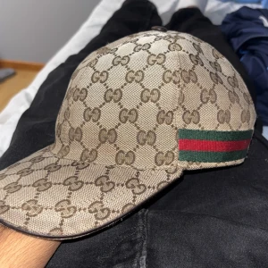 gucci canvas beige - gucci keps i beige och väldigt fräsch skick, vid fler frågor eller funderingar så hör bara av er. OBS! byte funkar också beroende på vad ni har att erbjuda😁