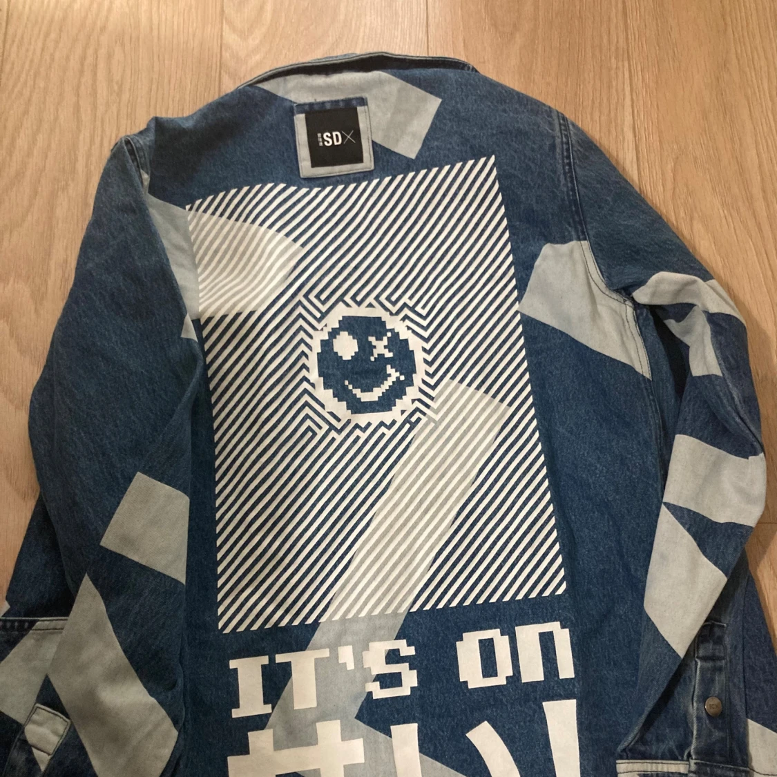 SDX jeansjacka med grafiskt mönster - 4