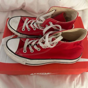 Röda Converse All Star - Klassiska röda Converse All Star , perfekt till gymmet, träning eller att ha i vardagen . Har gymmet i dem så de är inte i topp skick🫶💗