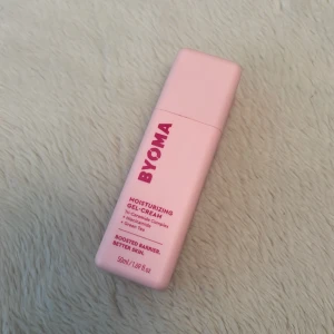 BYOMA Moisturizing Gel-Cream 30ml  - Ljusrosa pumpflaska🩷 med BYOMA Moisturizing Gel-Cream, en lätt och oljefri gelkräm med tri-ceramide complex, niacinamid och grönt te. Perfekt för att återfukta och stärka hudbarriären. Snygg och modern design, ungefär 30 ml kvar😁