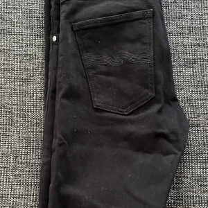Svarta Nudie Jeans i modellen Lean Dean i storleken 30/32 - Ett par svarta Nudie Jeans i modellen Lean Dean i storleken 30/32 men de passar bättre 28/32 eller 29/32