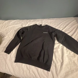 Svart Peak Performance sweatshirt - Svart sweatshirt från Peak Performance med diskret logga på bröstet. Klassisk rund halsringning, långa ärmar och ribbade muddar vid ärmslut och nederkant. Perfekt basic-tröja i mjukt material som funkar året runt.