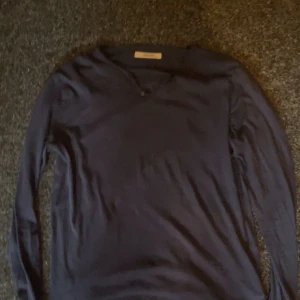 Mörkblå långärmad tröja Zadig & Voltaire - Mörkblå långärmad tröja från Zadig & Voltaire med trycket 'ART IS TRUTH' på ryggen. 