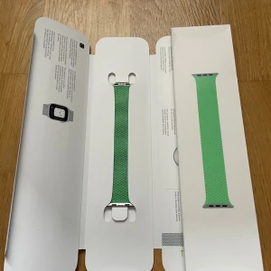 Grönt flätat Apple Watch-armband 41mm - Säljer ett Apple Watch Braided Solo Loop-armband i ljusgrön färg. Armbandet är flätat och elastiskt, perfekt för dig som vill ha en snygg och bekväm look till din Apple Watch. Passar 41mm boett och är i storlek 7.