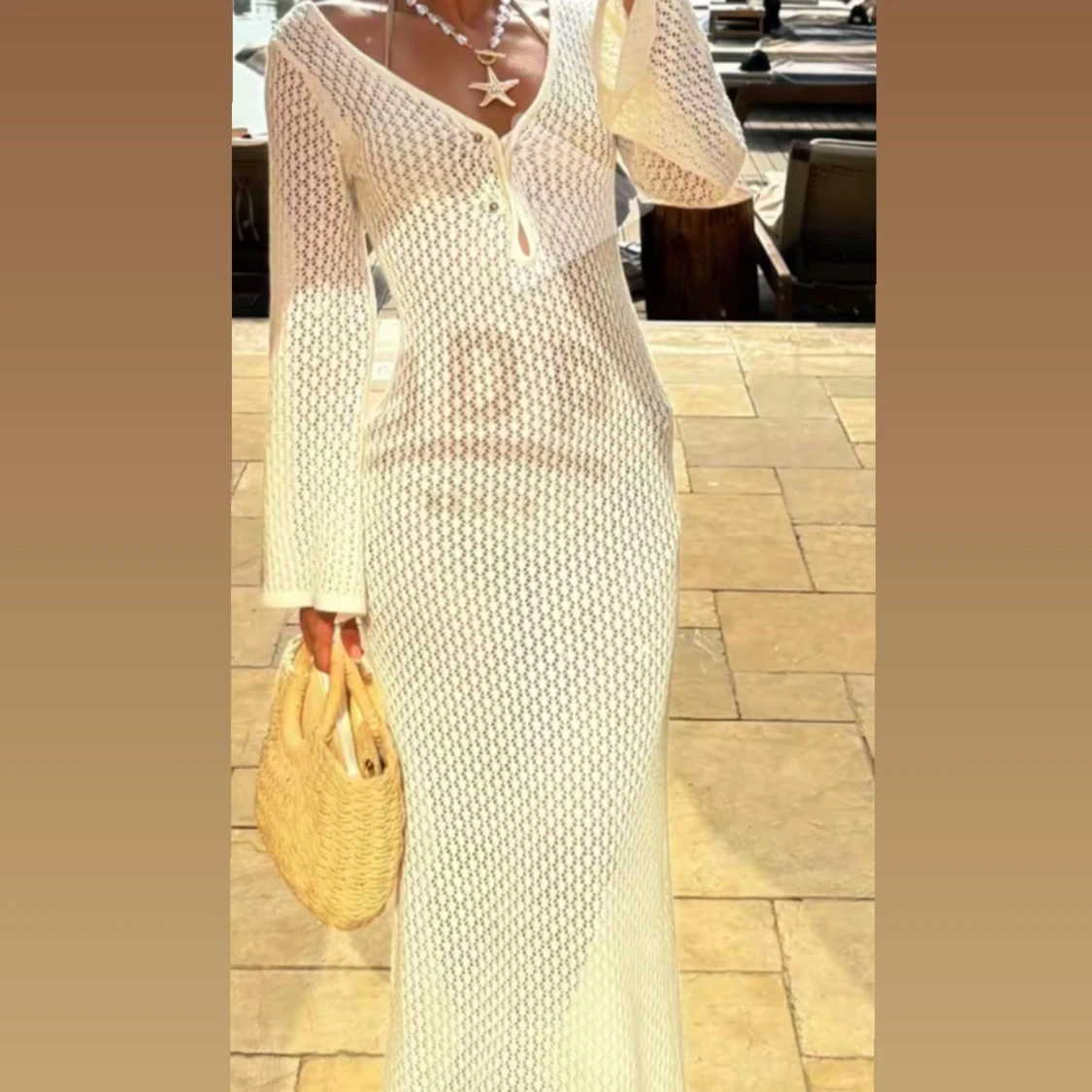 Vit lång stickad klänning med v-ringning