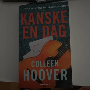 En helt ny bok av Colleen Hoover  - En gripande berättelse om Sydney, college-tjejen vars liv vänds upp och ner när hon möter den mystiske grannen Ridge och dras in i en virvelvind av känslor, musik och svåra val. Perfekt för dig som älskar romantik, musik och starka känslor!