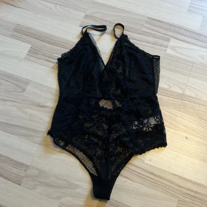 Body - Säljer en body från boohoo i storlek L. Men passar även för dom som har M. Bodyn är i spets och är helt öppen i ryggen. 