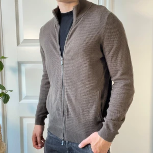 Massimo dutti full zip brun S - Massimo dutti full zip brun S, inga defekter. Väldigt skön, modellen är 180,75 kg. Kom med frågor 😊