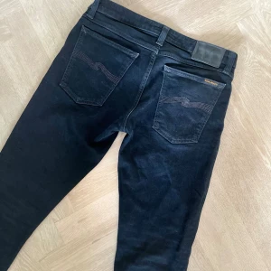 Nudie Jeans Skinny Lin - .Säljer dessa svarta Nudie Jeans för endast 249 kr | Storlek W31 L32 | Modell: Skinny Lin | Använda men ändå bra skick | Ingen övning defekt | Jag är öppen för prisförslag och frågor