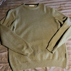 Stickad tröja - Skit fet stickad tröja för dig som gillar att klä dig bra och har en skön casual stil. Tröjan är i mycket bra skick. Den har en väldigt bra passform och färg som passar till nästan allt. Passa på att köpa nu!!🌟