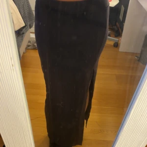Svart långkjol med slits - Säljer en svart långkjol med slits på sidan i storlek xs