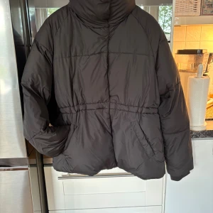 Svart pufferjacka från Zink, S - Säljer en svart pufferjacka från Zink i storlek S. Jackan har hög krage, långa ärmar och två snedställda fickor framtill. Den är vadderad och har en oversized känsla, perfekt för kalla dagar. Enkel och stilren design som passar till det mesta .aldrig använd ändast testad🩷