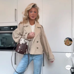 Slutsåld Grå trenchcoat från H&M - Säljer en helt ny grå trenchcoat från H&M i storlek XS. Den är liten i storleken så sitter bra på mig som bär S. Den är helt slutsåld på hemsidan. Säljer då lapparna inye är kvar. Först till kvarn!💘