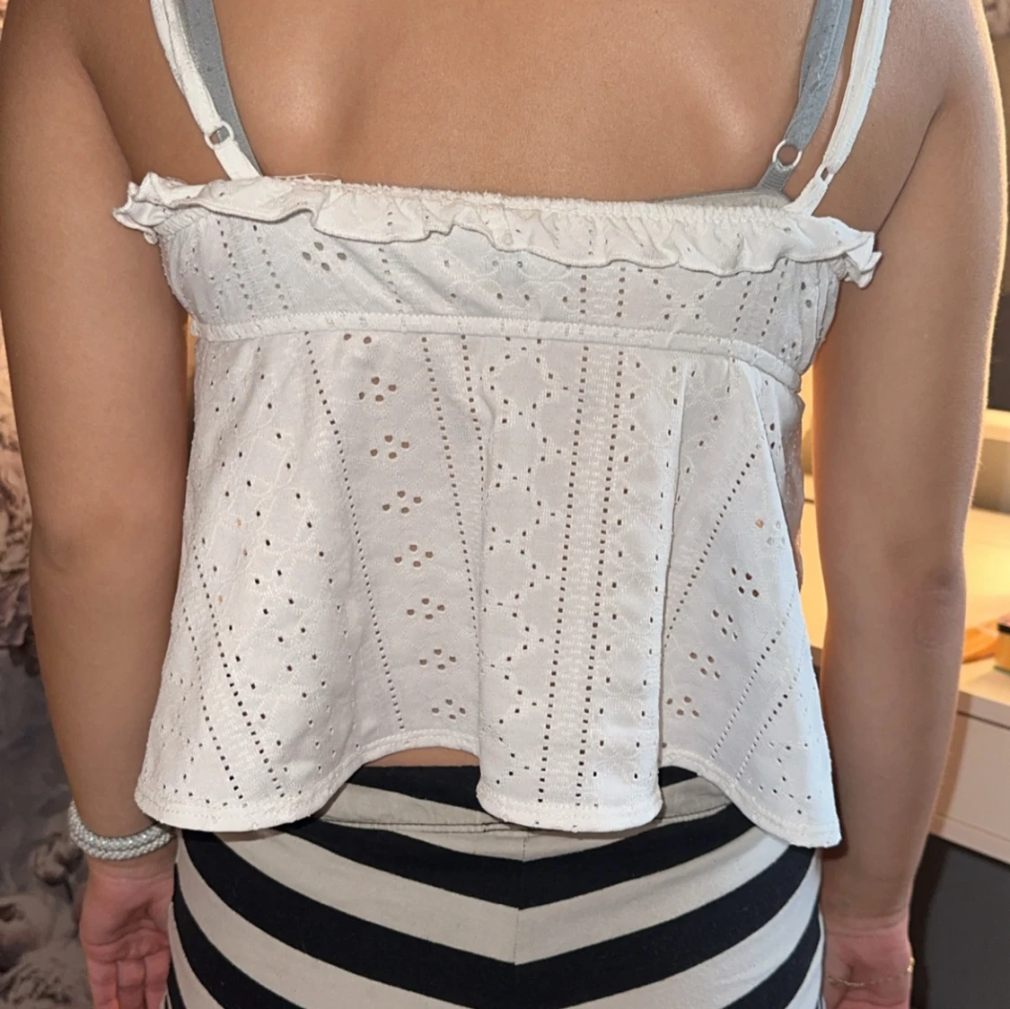 Vit broderad linnetopp med volang - 1