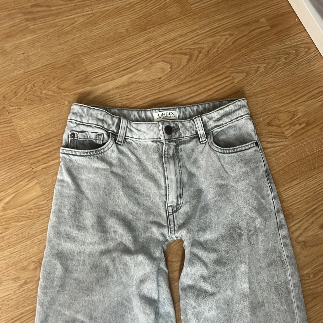 Gråa raka jeans från Lindex - 1