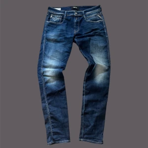 Replay Anbass Jeans - Säljer dom här replay jeansen som är riktigt snygga. Jeansen är rätt så stor runt midjan men det är lugnt om man har ett snyggt bälte. Skicket är mycket bra och är perfekta inför den kommande hösten och vintern. Pris kan diskuteras🤝