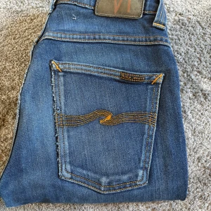 Blåa Nudie Jeans Grim Tim - Blåa Nudie Jeans||Skick 9/10||Storlek 29/32||Modell Grim Tim||Skriv vid minsta intresse||