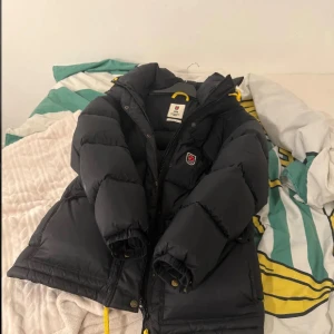 Svart dunjacka Fjällräven Expedition L - Säljer min svarta fjällräven jacka, använd några gånger förra vintern och är i mycket bra skick. Den håller dig super varm på vintern, Perfekt för dig som fryser mycket på vintern!! Jag kan gå som lägst i pris 4900 men säljer gärna inte under 5000 då den är i så pass bra skick och aldrig typ använd 💕
