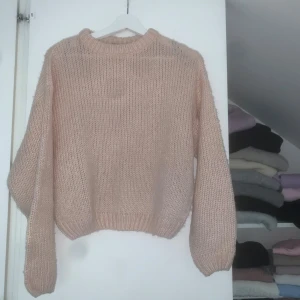 Ljusrosa stickad tröja  - Supermysig ljusrosa stickad tröja från H&M Divided. Tröjan har en rund halsringning, långärmade ärmar och en loose fit. Perfekt för lager-på-lager och chill dagar. Enkel och stilren design som är lätt att matcha.