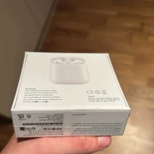 AirPods med trådlöst laddningsetui - Apple AirPods med trådlöst laddningsetui i originalförpackning. Produkten ser ut att vara i nyskick, förpackningen är obruten och fri från synliga skador. Perfekt för trådlös musik och samtal med smidig laddning. Kopia