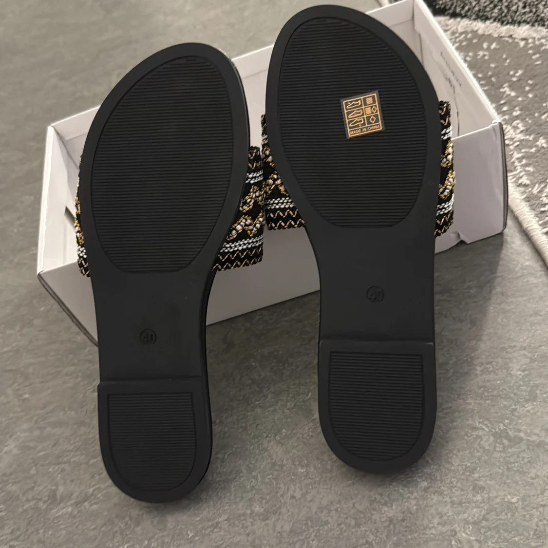 Två par svarta sandaler med mönster - 2