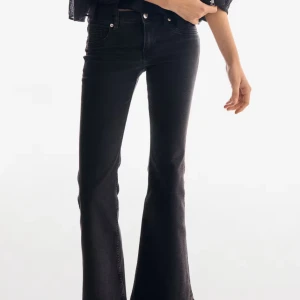 Svarta bootcut jeans med utsvängda ben H&M - Snygga svarta jeans med bootcut och utsvängda ben. Klassisk femficksmodell med normal midja och dragkedja. Jeansen har en stilren look och är tillverkade i stretchigtdenim för extra komfort. Har sprättat upp dem längst ner på grund av att dem var lite lite korta,använda 2 gånger. Pris kan diskuteras!❤️
