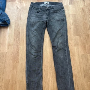 Grå straight jeans från Acne Studios -  grå jeans från Acne Studios. Jeansen har straight passform, normalt men skönt denim material, köpta second hand i kph 