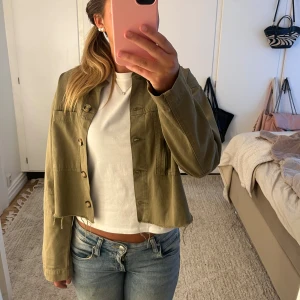 grön trenchcoat  - Super snygg grön trenchcoat, jackan har tecken på användning men inga defekter! Storlek xs men sitter som en S!🫶🏼