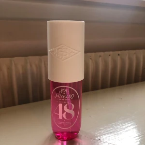 Sol de Janeiro Cheirosa 48 - Söt kokos och guavadoft. Använd ett fåtal ggr. Se andra bild för mängd. 