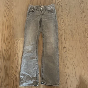 Grå jeans från Gina Tricot, stl 164 - Snygga grå jeans från Gina Tricot i storlek 164. Jeansen är har utsvängande ben och är lite använda men inte mycket.                                               Köptes för 349 kr.                                                           Pris går att diskuteras!