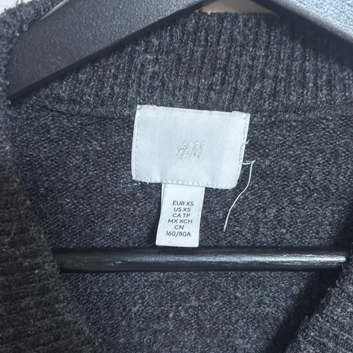Mörkgrå stickad tröja med pärlor H&M - 2