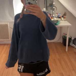 Mörkblå fluffig stickad tröja - Super gosig stickad tröja som inte kommer till användning längre i bra skick💗
