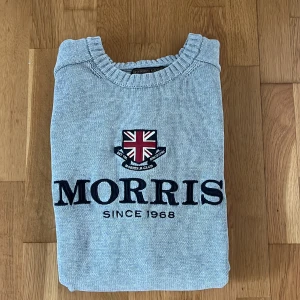 Ljusgrå tröja från Morris Gents - Snygg ljusgrå tröja från Morris Gents med broderad logga på bröstet. Den är använd men i bra skick. 7/10