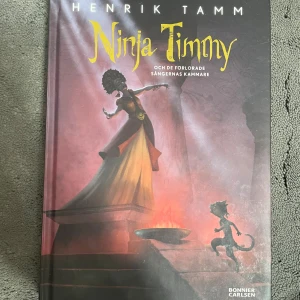 Ninja Timmy och de förlorade sångernas kammare - Följ Ninja Timmy och hans gäng på ett magiskt äventyr fyllt av mystik, faror och spännande möten. Perfekt för dig som gillar fantasifulla berättelser, coola illustrationer och action! En högläsningsbok som passar hela familjen.